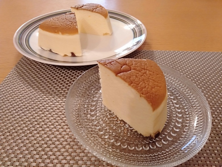 大阪の人気土産 りくろーおじさんの店 の焼きたてチーズケーキを試食してみた 風まかせ 運まかせ